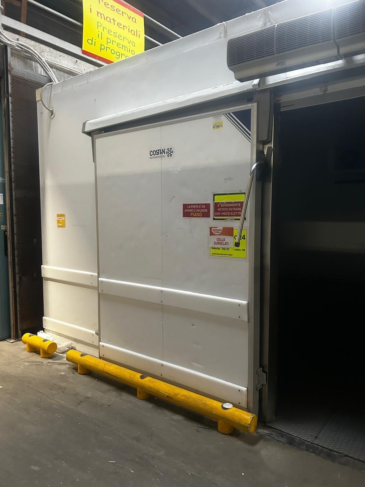 Cold storage door and sealing