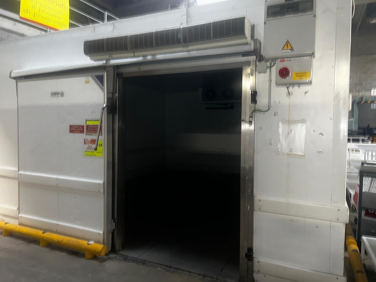 Large cold room entrance — high-capacity storage