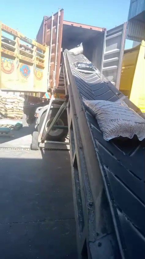 Watch Tunisia chickpeas loading 1